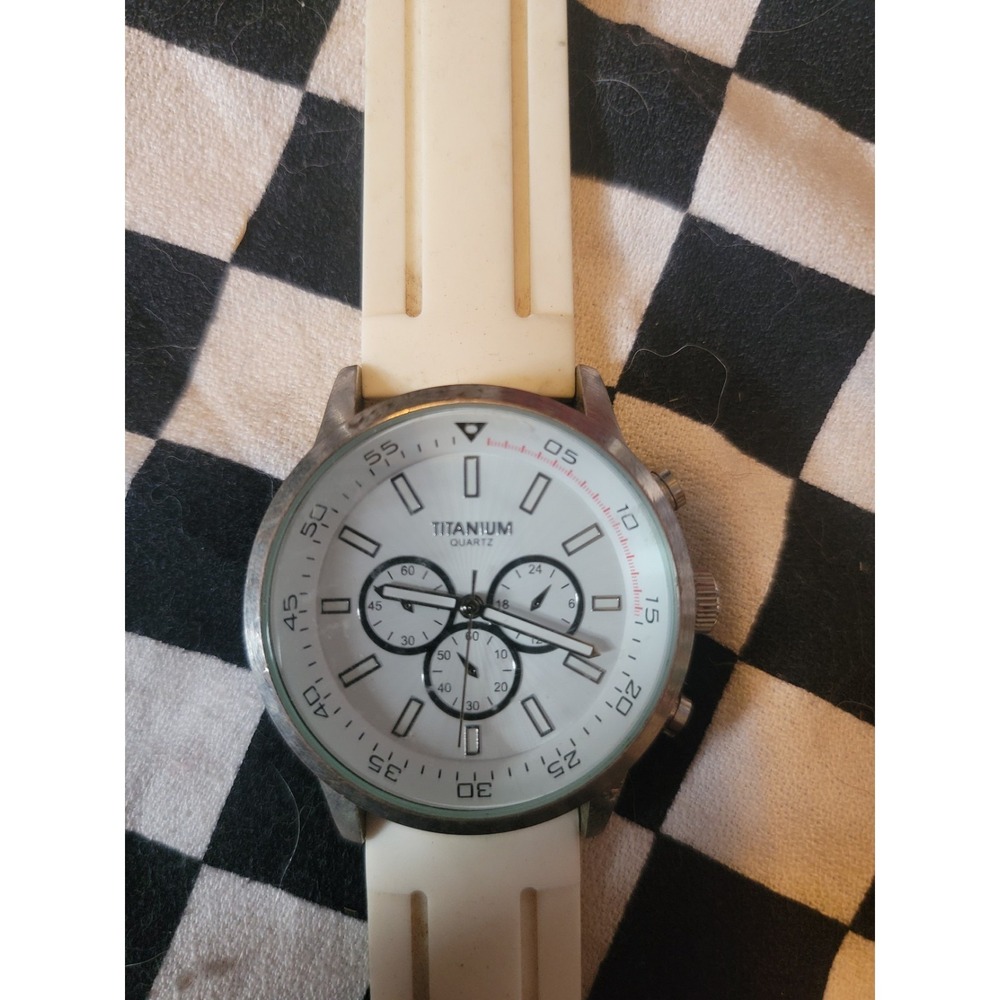 Men's Quartz Watch Chronograph Style Titanium Back White Band Used ⌚🔥